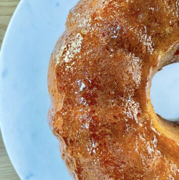 Round marble tray with glazed bundt cake