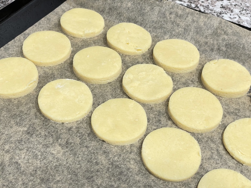 Baking tray with unbaked biscuit rounds