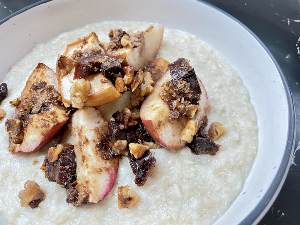 Rice flake porridge topped with bratapfel pieces