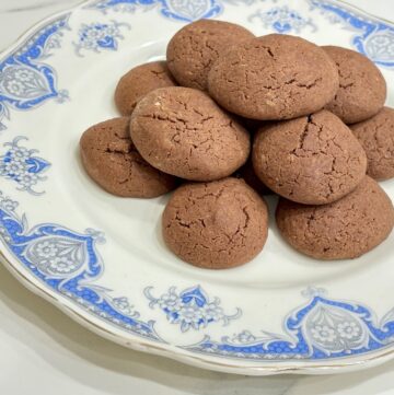 Nutella biscuits arranged on vintage plate