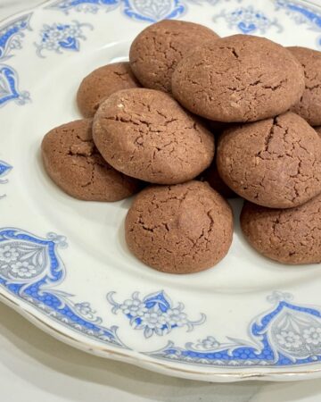 Nutella biscuits arranged on vintage plate